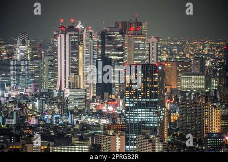 Shinjuku bei Nacht von der Sunshine City aus Stockfoto