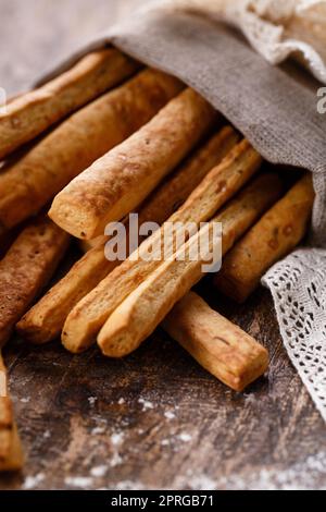 Traditioneller hausgemachter Snack in Form von langen Brotscheiben. Stockfoto