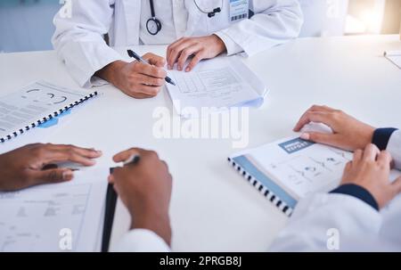 Diversität, Chirurgen oder Arztpraxen treffen, planen und kooperieren mit medizinischen Akten, Daten und Patientenberichten im Krankenhaus. Healthcare Team Consulting mit Vision, Mission und Innovation Review Stockfoto