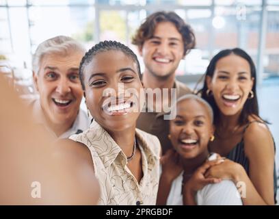 Selfie mit einem glücklichen Team in einem Büro, das für Teamarbeit, Zusammenarbeit und Arbeit bereit ist. Porträt von Mitarbeitern und Mitarbeitern aus verschiedenen Bereichen mit einem Lächeln, das die Unterstützung der Unternehmensgemeinschaften zeigt Stockfoto