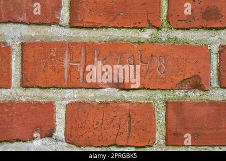 Charakteristische Wand. Ein Foto einer alten Schule mit vielen Unterschriften, die von Schulkindern über einen Zeitraum von mehr als 120 Jahr geschrieben wurden. Alte Graffiti Dänemark. Stockfoto