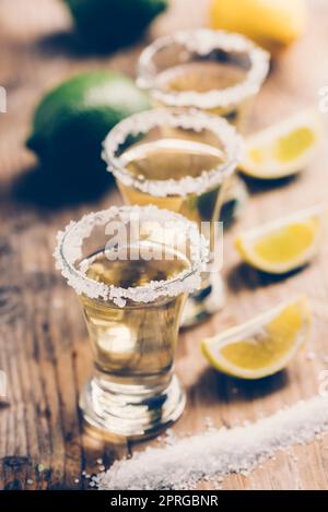 Mexikanischer Tequila mit Zitrone auf Holztisch Stockfoto