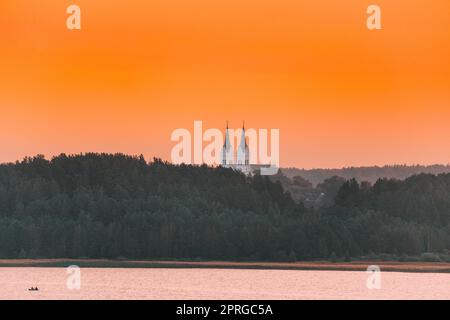 Slobodka, Braslaw District, Witebsk Voblast, Weißrussland. Weiße Kirche der göttlichen Vorsehung während Sonnenaufgang Stockfoto