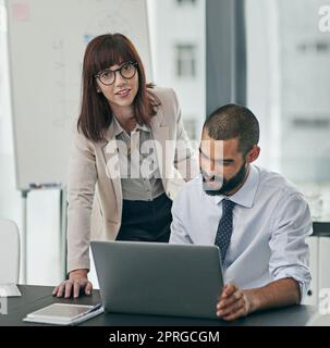 Es macht mir nichts aus, mir eine helfende Hand zu geben. Beschnittenes Porträt einer jungen Geschäftsfrau, die einem männlichen Kollegen im Büro hilft. Stockfoto