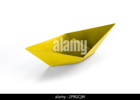 Gelbes Papierboot Origami isoliert auf weißem Hintergrund Stockfoto