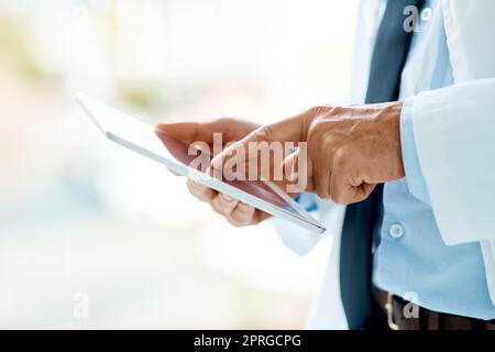 Holen Sie sich medizinische Beratung online von Profis. Ein männlicher Arzt mit seinem digitalen Tablet. Stockfoto