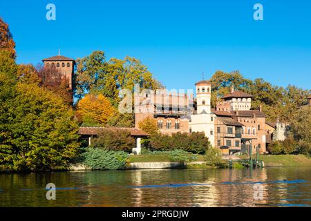 Turin, Italien - Panorama im Freien mit dem malerischen Schloss Turin Valentino bei Sonnenaufgang im Herbst Stockfoto