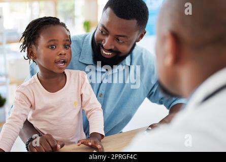 Kinder Arzt, schwarze Familie und Beratung Krankenhausarbeiter in Medizin, Versicherung oder Gesundheitswesen helfen. Mädchen, glücklicher Vater und pädiatrischer Angestellter in Konversation oder Kommunikation im Kinder-Wellnessraum Stockfoto