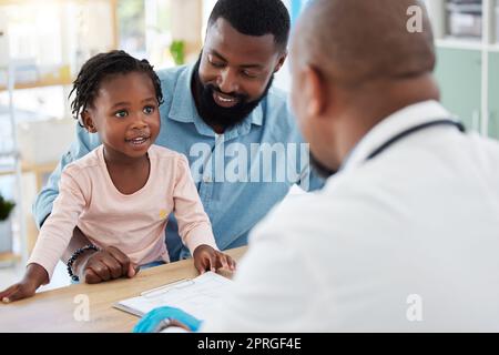 Arztberatung mit schwarzer Familie, Baby und Vater in der Arztpraxis im Krankenhaus. Medizin Wellness, gesunde Kinderentwicklung und Beratung in Krankenschwester, Gesundheitswesen und Klinik mit Lächeln Stockfoto