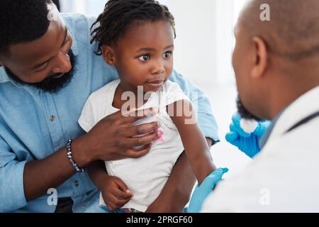 Vater, Kind in Absprache mit Kinderarzt für medizinische Versorgung, Versicherung und Trust. Schwarze, Mädchen und Männer konsultieren Termin in der Spitalklinik für Kinder- oder Kleinkinderimpfung Stockfoto
