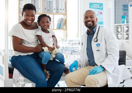 Schwarze konsultieren Kinderarzt Hausarzt für Patientenversorgung, medizinische Hilfe und Wellness-Check-up in der Klinikchirurgie. Porträt lächeln, glücklich und vertrauen sie afrikanischer gp mit gesunden Ratschlägen Stockfoto