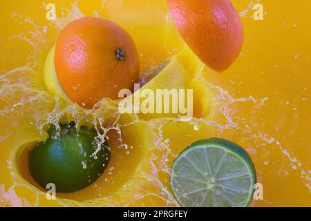 Orangensaft Fruchtschlitzflüssigkeit Tropfen Limette Zitrone Aroma gesundes frisches Getränk Stockfoto