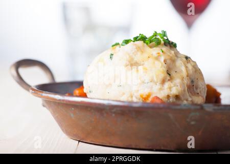Ungarisches Gulasch in einem Topf Stockfoto