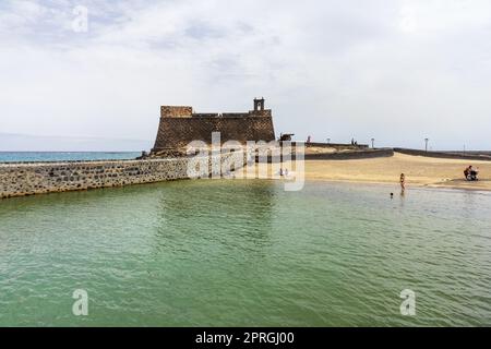 Blick auf das Schloss von San Gabriel (1587) und den Atlantischen Ozean von der Inselhauptstadt Arrecife. Lanzarote. Kanarische Inseln. Spanien. Stockfoto