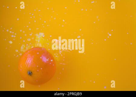 Orangensaft Fruchtschlitzflüssigkeit Tropfen gesunde frische Getränke Stockfoto