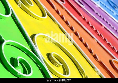 Metall Textur eines Stück farbige Wand mit einem geschmiedeten Muster. Regenbogen Farben Stockfoto