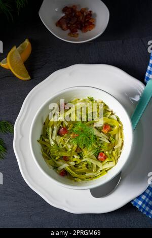 Weißkohl mit Dill und gewürfeltem Speck Stockfoto