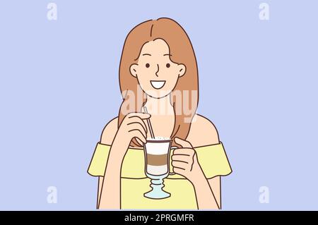 Lächelnde junge Frau trinkt Kaffee aus einer Glasbecher. Glückliches Mädchen, genießen Sie Latte oder Cappuccino mit Stroh. Vektordarstellung. Stockfoto