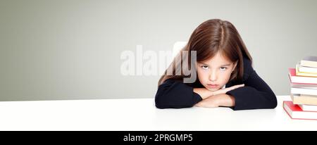 Frustriertes und unglückliches Teenager-Mädchen in der Schule. Stockfoto