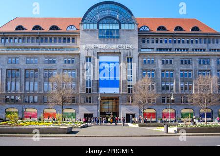 Berlin, Deutschland - 19. April 2023 : Blick auf das KaDeWe, das Kaufhaus des Westens, in Berlin Stockfoto