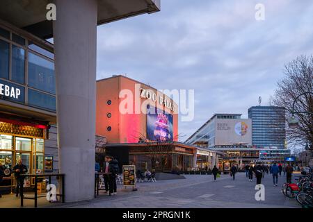 Berlin, Deutschland - 18. April 2023 : Blick auf die Straßen Berlins, mit Menschen, Kino, Geschäften, Fast-Food-Restaurants und Hotels Stockfoto