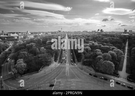 Panoramablick auf die Bundesstraße, die Bundesautobahn zum Brandenburger Tor in Berlin in Schwarz und Weiß Stockfoto