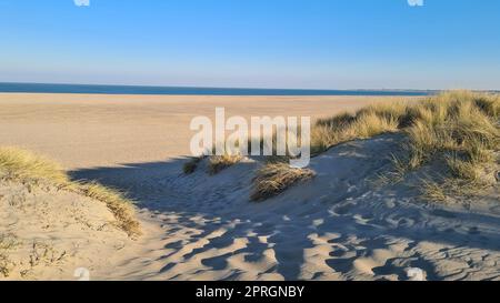 Blick auf den Ferienort Port Zelande und seine Umgebung auf den See und die Dünen unter einem teilweise blauen Himmel Stockfoto