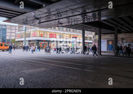 Berlin, Deutschland - 18. April 2023 : Blick auf den belebten Alexanderplatz in der Berliner Innenstadt Stockfoto