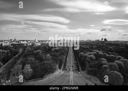 Panoramablick auf die Bundesstraße, die Bundesautobahn zum Brandenburger Tor in Berlin in Schwarz und Weiß Stockfoto