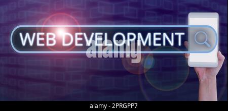 Textunterschrift, die Web-Entwicklung präsentiert, Unternehmensübersicht Arbeiten an der Entwicklung einer Website für den Internet-Geschäftsmann, der mit zwei Zeigern zeigt Stockfoto