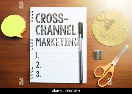 Textzeichen für Cross-Channel-Marketing. Konzept bedeutet, dass Sie über jeden digitalen Kanal mit dem Kunden in Kontakt treten, indem Sie den Stift in der Hand halten, was für erfolgreiche Teamarbeit steht. Stockfoto