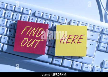 Textüberschrift präsentiert Hier finden Sie es heraus. Konzeptfoto Was Sie suchen, finden Sie in diesem Signal man Handyhalter in Digital Frame mit S Sharing Information. Stockfoto