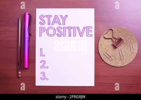 Handschriftliche Texte Bleiben Sie positiv, Geschäftsansatz Erwecken Sie die Gedanken Sinnen Sie optimistisch und real Stockfoto