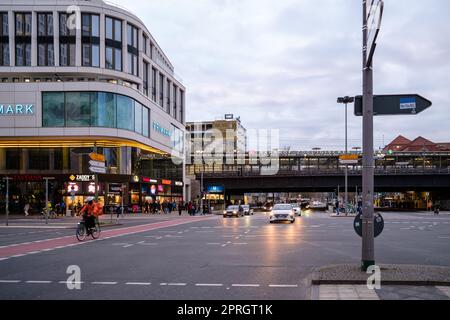 Berlin, Deutschland - 19. April 2023 : Blick auf den Bahnhof Zoologischer Garten in Berlin in der Abenddämmerung Stockfoto