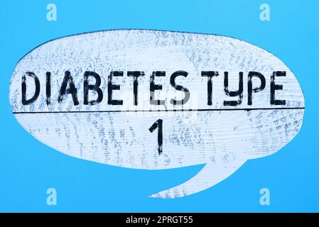 Inspiration mit Zeichen Diabetes Typ 1. Business Approach Zustand, bei dem die Bauchspeicheldrüse wenig oder kein Insulin produziert Mobiltelefon mit wichtiger Nachricht am Schreibtisch mit leerem Notizbuch und Notizen. Stockfoto