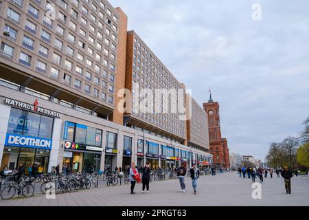 Berlin - 19. April 2023 : Blick auf den Alexanderplatz und das Rathaus von Berlin im Hintergrund Stockfoto