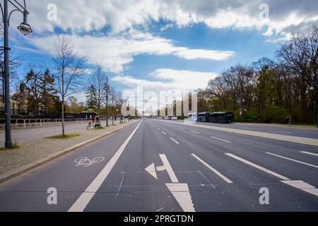 Berlin - 19. April 2023 : Panoramablick auf die Bundesstraße, die Bundesstraße zum Brandenburger Tor in Berlin Stockfoto