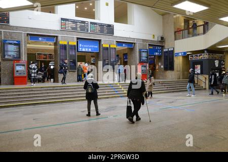 Passagiere, die in der Haupthalle des Bahnhofs Hlavná Stanica, Bratislava, Slowakei, auf Züge warten Stockfoto