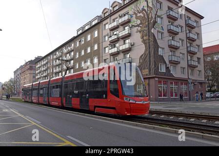 Elektrische Straßenbahnen auf dem ausgedehnten Straßenbahnnetz in Bratislava, Slowakei Stockfoto