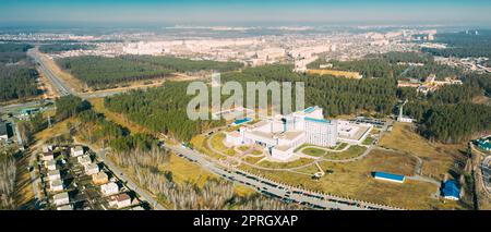 Gomel, Weißrussland. Luftaufnahme des Gebäudes des Republikanischen Wissenschaftlichen Zentrums für Strahlenmedizin und menschliche Ökologie am Frühling-Sonnentag. Draufsicht. Drohnenansicht. Vogelperspektive. Panorama Stockfoto