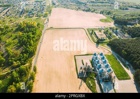 Aerial View Moderne Kornkammer, Korn-Trocknungs-Komplex, kommerzielle Getreide oder Saatsilos in sonnigen Frühling ländliche Landschaft. Silos Für Maistrockner, Getreide Im Inland, Termi Stockfoto