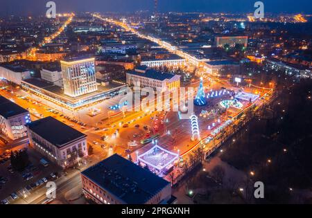 Gomel, Weißrussland. Hauptweihnachtsbaum Und Festliche Beleuchtung Auf Dem Lenin-Platz In Homel. Neujahr In Weißrussland. Luftaufnahme Bei Nacht Stockfoto