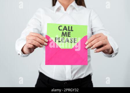 Konzeptionelle Anzeige Bitte rufen Sie mich an. Konzept bedeutet telefonische Kommunikation, um über etwas zu sprechen, das eine Frau in der Hand hat, ein Tablet mit ein-/aus-Schalter-Schild hält und wichtige Daten empfängt. Stockfoto