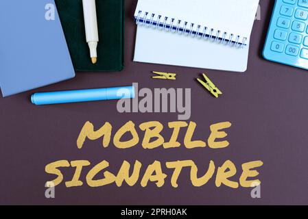 Handgeschriebenes Schild Mobile Signature, Word für eine Methodik, die Marken mit echten Kunden verbindet Stockfoto