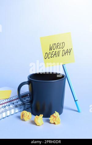 Konzeptausstellung World Ocean Day. Business Showcase Weltfeier für große Salzwasser-Business-Teams, die mit Trophy und Money Bag auf der Treppe zum Erfolg stehen. Stockfoto