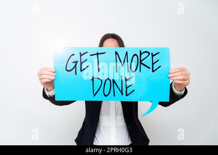 Schild mit Anzeige von „Get More Done“ (Mehr Ein Wort auf Checkliste organisiertes Zeitmanagement Start Hard Work Act Geschäftsfrau hält eine Sprechblase mit wichtigen Botschaften. Stockfoto