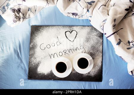 Guten Morgen Inschrift Mehl auf ein Brett - Valentinstag, sonnigen Morgen. Stockfoto