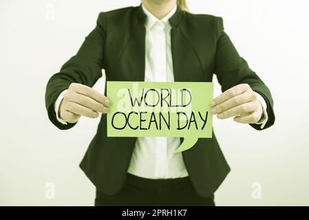 Handschriftlicher Text World Ocean Day. Worldwide Celebration für große Salzwasser-Geschäftsleute mit Handy und Speech Bubble, die mit Ideen auftauchten. Stockfoto