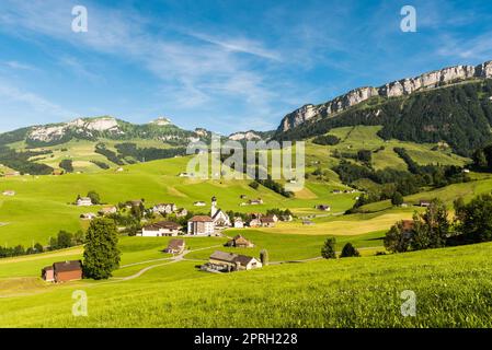 Das Dorf Schwende und hoher Kasten im Appenzellerland, Kanton Appenzell Innerrhoden, Schweiz Stockfoto
