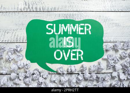 Die konzeptionelle Bildunterschrift Summer ist vorbei. Geschäftsansatz Ende der Pause gute Erinnerungen von Reisen und entspannter Zeit Geschäftsmann mit Tablet präsentiert wichtige Diagramme und Informationen. Stockfoto